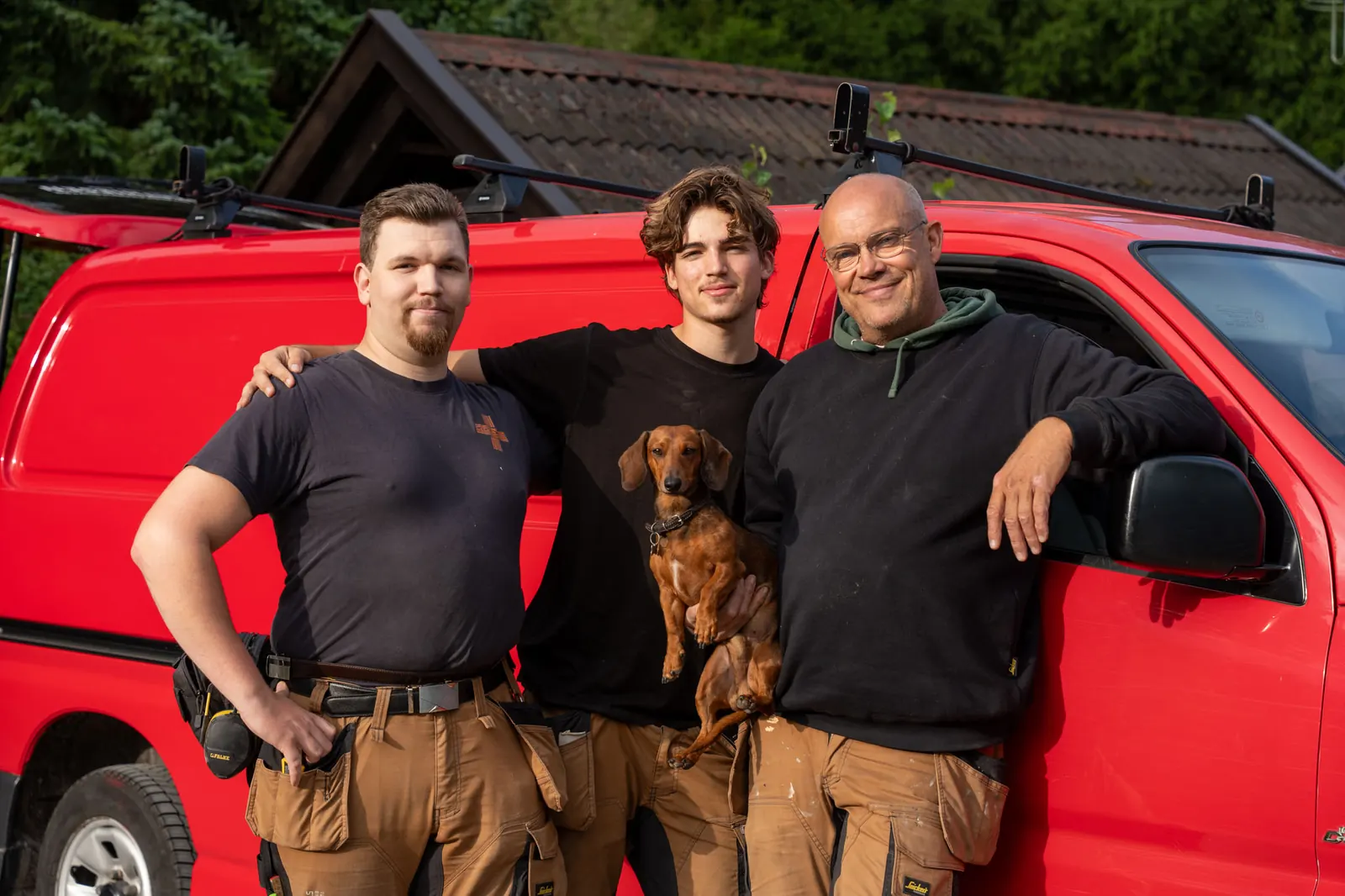 Steen Mathiesen og holdet med hunden foran den røde varevogn